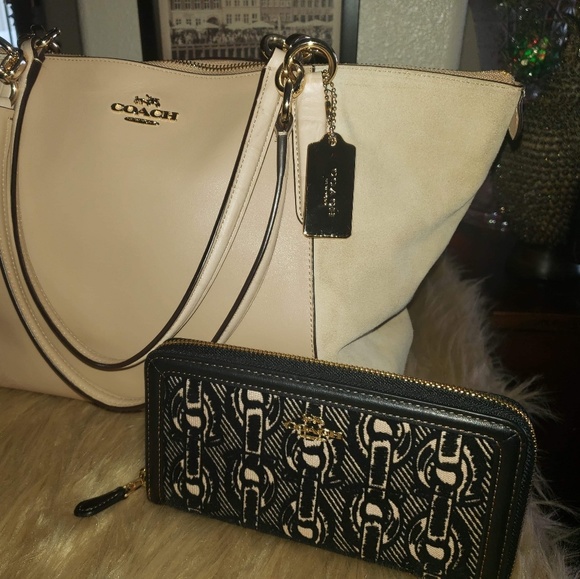 Coach Handbags - 🔥LATEST COACH FLOCKED CHAIN ACCORDION ZIP WALLET❣